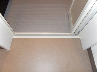 ブラックの落ち着いたバスルームにLIXILアライズ Zタイプ